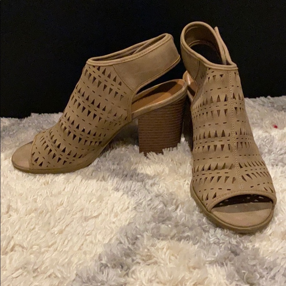 Tan open toed wide heels